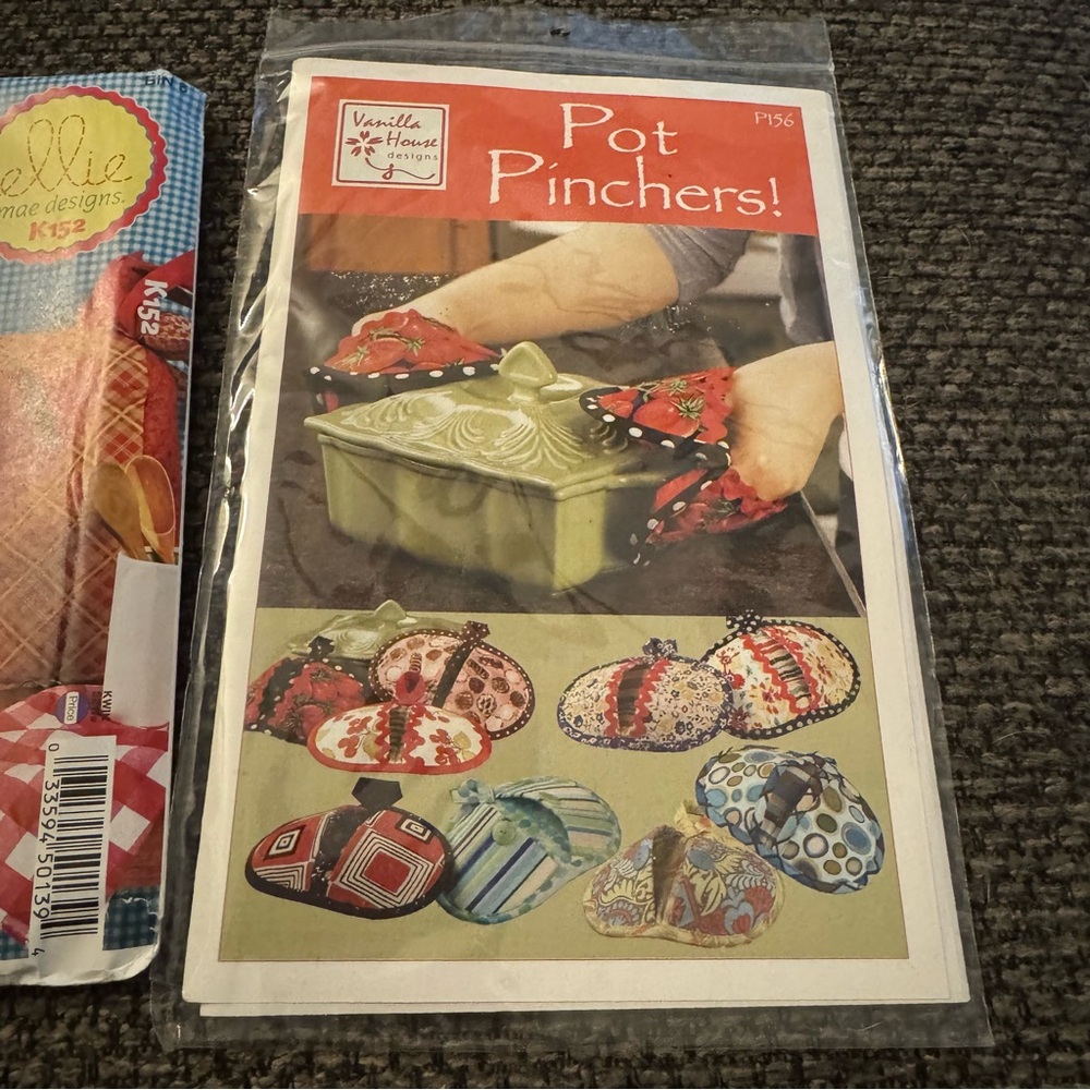 Sewing Pattern Set –‎ Ruling the Roost & Pot Pinchers (Uncut) - Picture 3 of 7